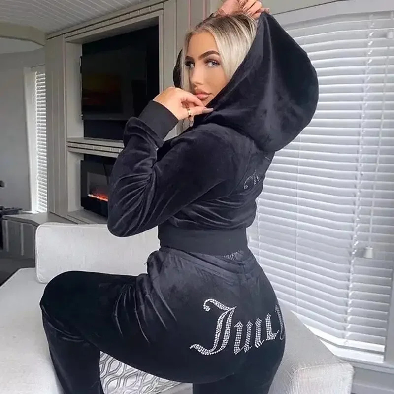 Winter Clothing Gear - Damski welurowy dres Juicy Couture na